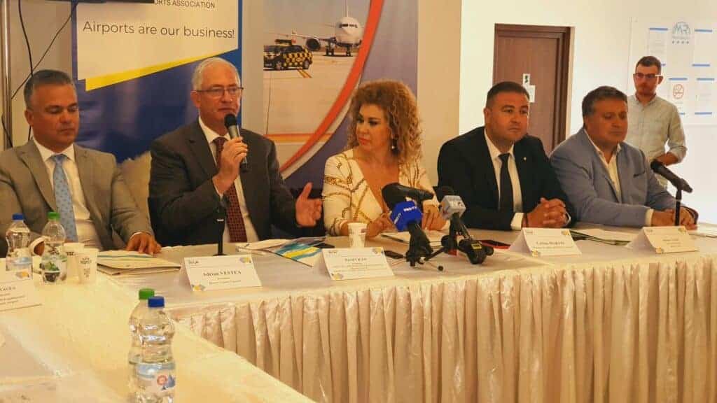 Conferință de presă cu oficiali ai aeroporturilor.