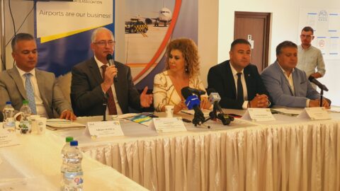 Conferință de presă cu oficiali ai aeroporturilor.