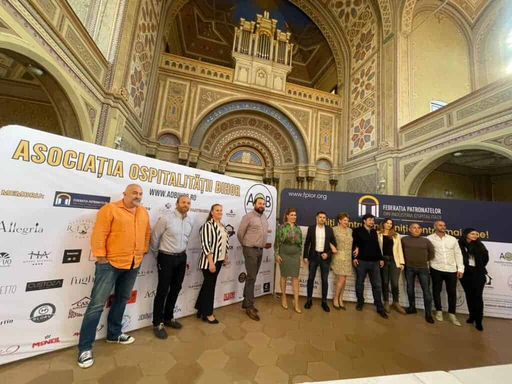 Asociația Ospitalității Bihor eveniment oficial într-o clădire decorată.