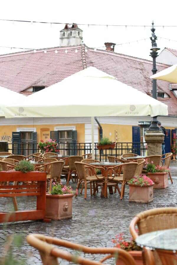 Terasa restaurantului Atrium din Sibiu în aer liber.