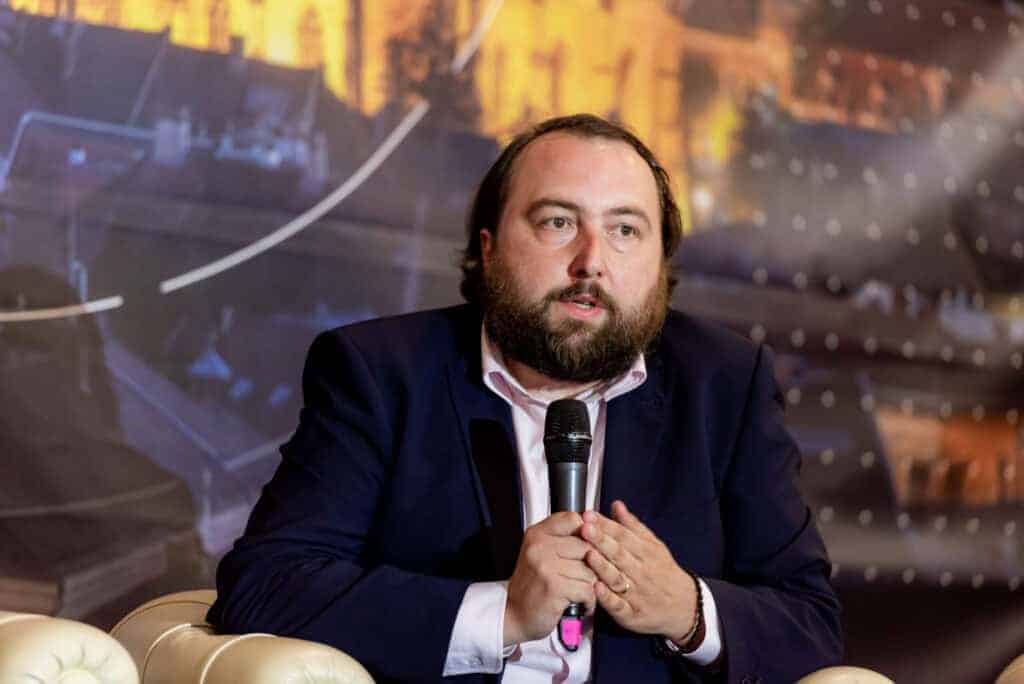 Bărbat vorbind la microfon la un eveniment