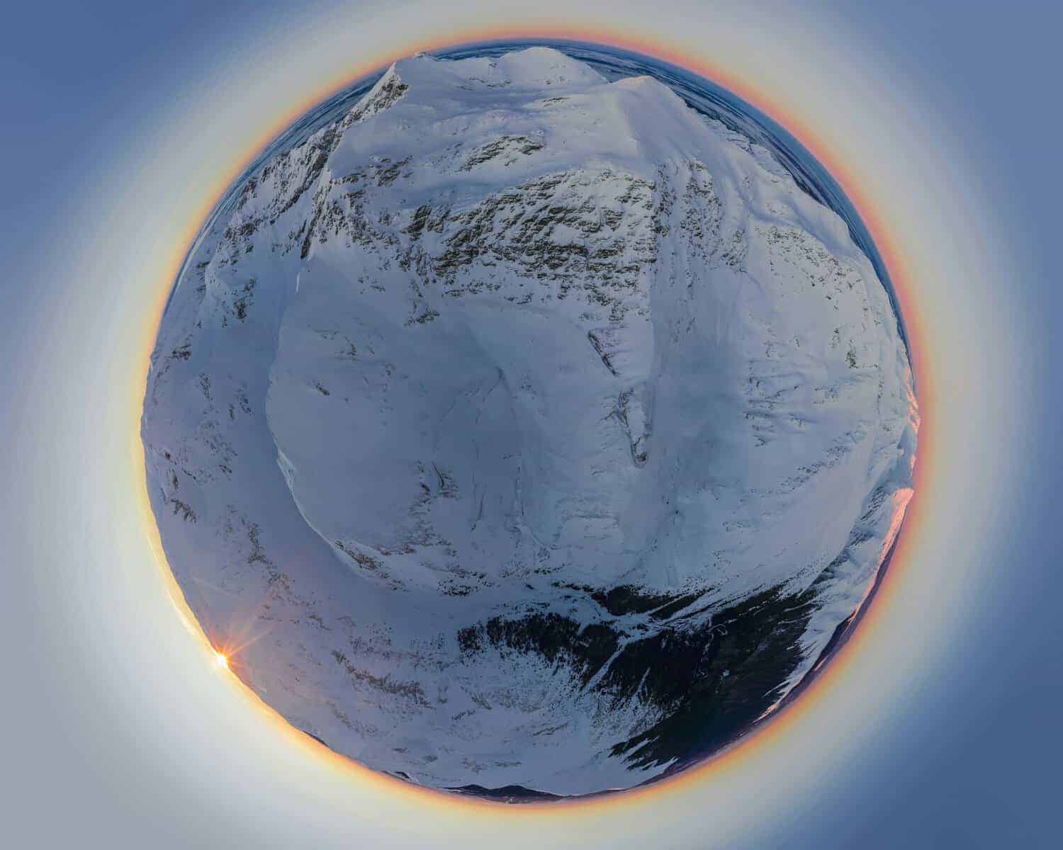 Peisaj montan iarna, apus soare