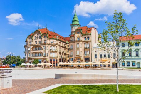 Clădire istorică în Piața Unirii, Oradea, România.