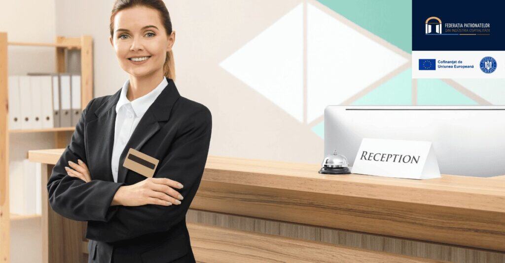 Recepționeră zâmbitoare la biroul de recepție hotel