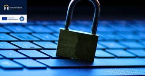Lacăt pe tastatură simbolizând securitatea cibernetică