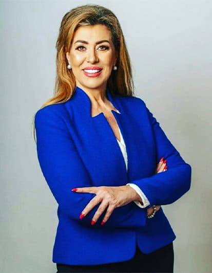 Femeie zâmbitoare în sacou albastru profesional