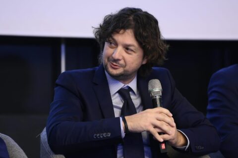 Bărbat în costum vorbind la microfon