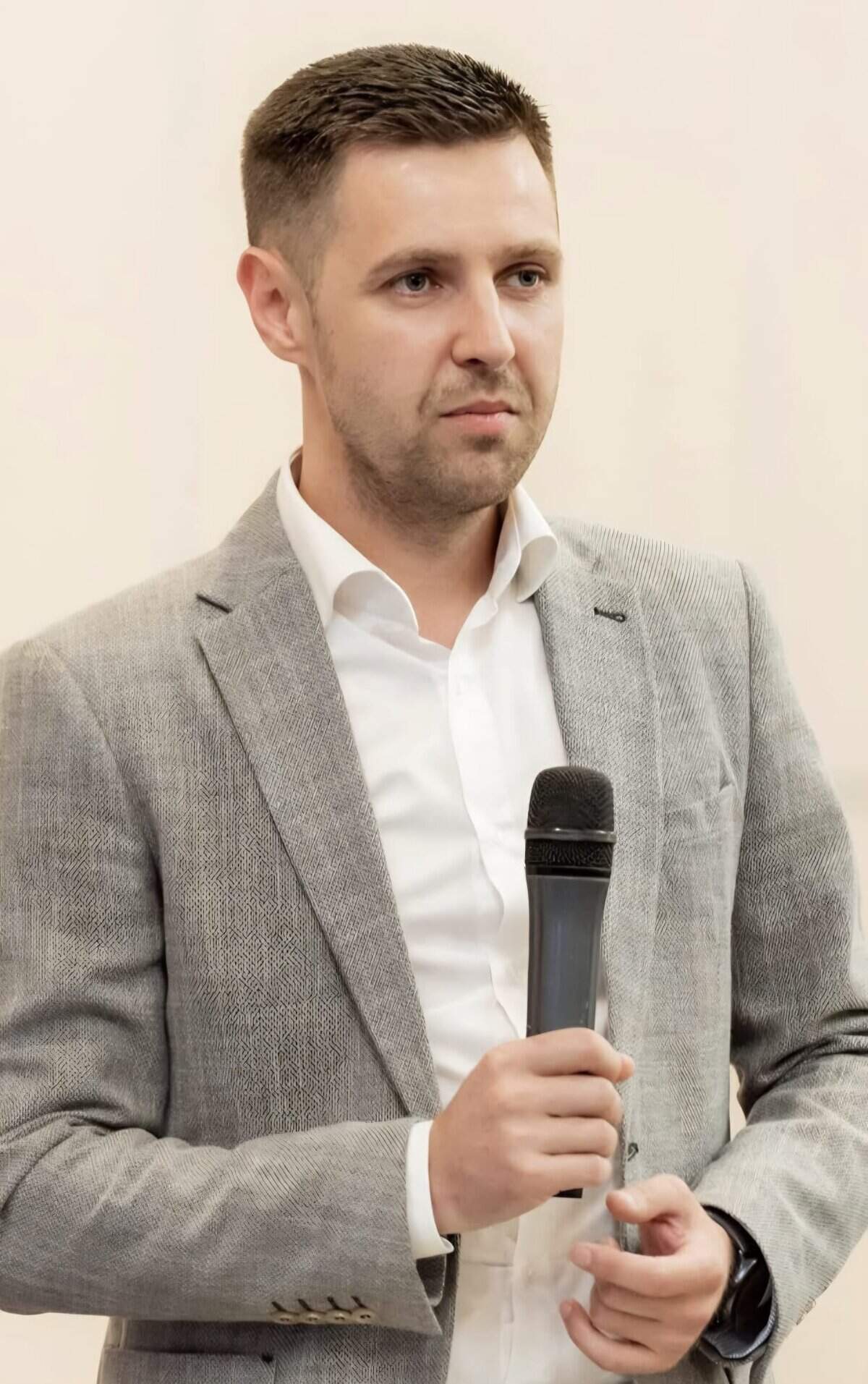 Bărbat ținând microfon în timpul unei prezentări