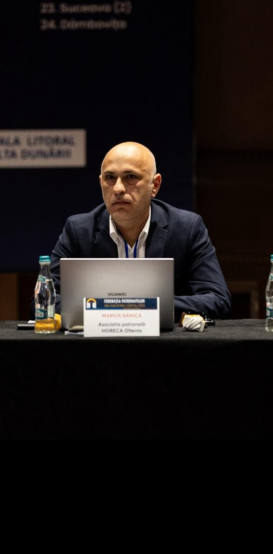 Bărbat la conferință, stând la un birou