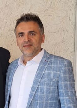Bărbat purtând sacou albastru în carouri și cămașă albă