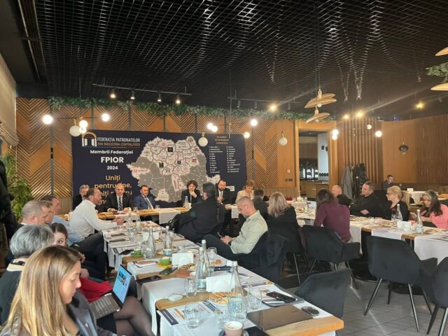 Conferința Aniversară FPIOR se desfășoară în prezent într-o atmosferă de dialog intens și reflecție, marcând cinci ani de la înființarea Federației Patronatelor din Industria Ospitalității din România, un parcurs construit din viziune, perseverență și colaborare pentru consolidarea sectorului HoReCa.În centrul dezbaterilor se află teme esențiale pentru viitorul industriei, de la necesitatea unui cadru fiscal predictibil și armonizat cu practicile europene, până la reducerea presiunii administrative asupra antreprenorilor și întărirea relației dintre mediul de afaceri și instituțiile statului.În acest context, Președintele Executiv FPIOR, Calin Cozma, subliniază cu fermitate: „Cu 10% din bugetul de promovare al Greciei, probabil nu am mai avea nevoie de voucherele de vacanță, însă atâta timp cât nu există o strategie reală de promovare și guvernul nu investește în acest sens, avem nevoie de ele pentru a supraviețui”.Mulțumim dlui Florin Jianu, Președinte IMM România, dlui Florin Duma, Prim-vicepreședinte IMM România, dlui Laurentiu Viorel Gîdei, Secretar de Stat în Ministerul Economiei, Digitalizării, Antreprenoriatului și Turismului, și domnului Dan Tarcea, Viceprimar al Municipiului Cluj-Napoca, pentru că au fost alături de noi într-un moment atât de important pentru industria ospitalității.Totodată, mulțumim tuturor celor care, prin muncă, viziune și pasiune, contribuie zi de zi la creșterea și consolidarea sectorului ospitalității din România: uniți pentru tine, uniți pentru mai bine! 🇷🇴Breasla Cârciumarilor Brașoveni
Organizația Patronala Horeca Sibiu
Organizația Patronală Horeca Transilvania - OPHT
HORETIM
Asociatia Patronala RESTO Constanta
Horeca Iași
Razvan Balta
Patronatul Horeca Dâmbovița
Patronatul Horeca Alba
Asociatia Horeca Oltenia
Asociatia Ospitalitatii Bihor
Asociatia Patronala Costinesti
Asociatia Horeca Arges
SZVTP - Patronatul Industriei de Ospitalitate și Turism
Consiliul National al IMM-urilor din Romania
Be Igloo PR
Asociatia Patronala Eforia Turistica