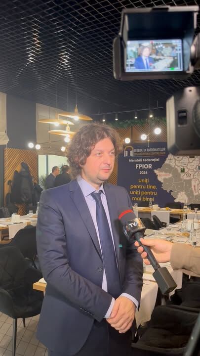 Președintele FPIOR, Valentin Șoneriu, a abordat într-un interviu acordat pentru TVR teme esențiale pentru viitorul industriei ospitalității, cu accent pe:•fiscalitatea în turism și necesitatea alinierii la standardele europene
•importanța creșterii bugetului de promovare
•brandingul turistic al RomânieiMulțumim dlui președinte, Valentin Șoneriu, pentru implicarea sa constantă și pentru vocea consecventă pe care o reprezintă în susținerea și dezvoltarea industriei ospitalității.Breasla Cârciumarilor Brașoveni
Organizația Patronala Horeca Sibiu
Organizația Patronală Horeca Transilvania - OPHT
HORETIM
Asociatia Patronala RESTO Constanta
Horeca Iași
HORECA Bacau
Razvan Balta
Patronatul Horeca Dâmbovița
Patronatul Horeca Alba
Asociatia Horeca Oltenia
Asociatia Ospitalitatii Bihor
Asociatia Patronala Costinesti
Asociatia Horeca Arges
SZVTP - Patronatul Industriei de Ospitalitate și Turism
Be Igloo PR
Asociatia Patronala Eforia Turistica#FPIOR  #Federatiapatronatelordinindustriaospitalitatii  #IndustriaOspitalitatii