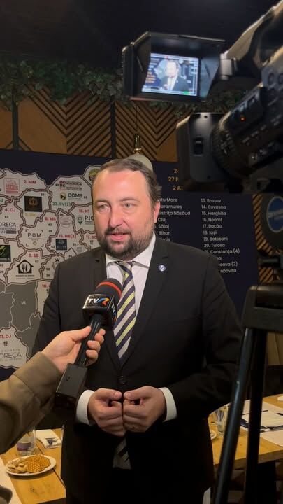 În cadrul unui interviu acordat emisiunii TVR, președintele executiv, Călin Cozma, a abordat principalele provocări ale turismului românesc, făcând referire la:
• necesitatea unui buget de promovare mai consistent pentru poziționarea României ca destinație turistică
• importanța voucherelor de vacanță în susținerea industriei.
• infrastructura deficitară de pe litoralIntervenția sa a evidențiat nevoia unei strategii coerente și a unui dialog constructiv între autorități și mediul privat pentru dezvoltarea durabilă a sectorului.
Îi mulțumim dlui Călin Cozma pentru implicare activa și pentru angajamentul ferm de a susține dezvoltarea turismului românesc prin dialog, colaborare și soluții strategice pe termen lungOrganizația Patronala Horeca Sibiu
Asociatia Patronala Costinesti
SZVTP - Patronatul Industriei de Ospitalitate și Turism
Horeca Iași
Razvan Balta
Be Igloo PR
Patronatul Horeca Alba
Breasla Cârciumarilor Brașoveni
Asociatia Patronala RESTO Constanta
HORETIM
Asociatia Horeca Oltenia
HORECA Bacau
Asociatia Ospitalitatii Bihor
Asociatia Horeca Arges
Organizația Patronală Horeca Transilvania - OPHT
Patronatul Horeca Dâmbovița
Asociatia Patronala Eforia Turistica#FPIOR #federatiapatronatelordinindustriaospitalitatii #fpior #IndustriaOspitalitatii