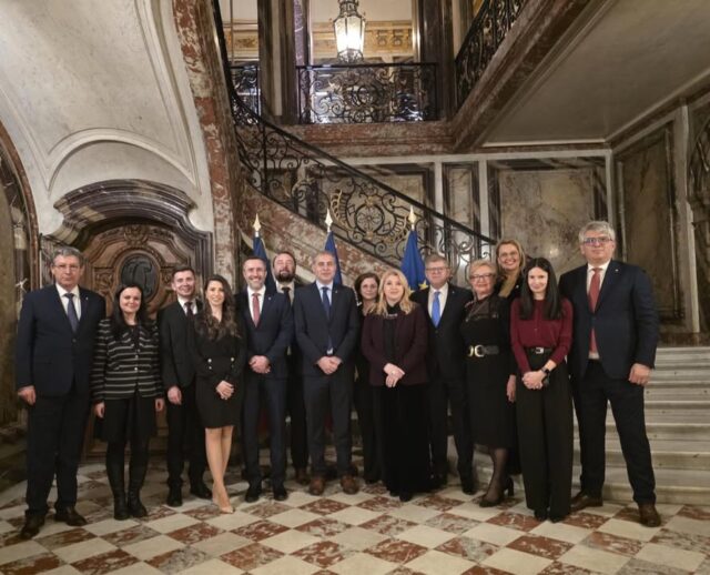 Distribuim cu apreciere inițiativa Consiliului Național al IMM-urilor din România privind organizarea acestei vizite de studiu la Paris, un demers important pentru consolidarea relațiilor economice și pentru susținerea antreprenoriatului românesc la nivel european.Felicitări dlui. Președinte IMM România, Florin Jianu, pentru implicarea constantă în dezvoltarea mediului antreprenorial și pentru susținerea proiectelor care contribuie la internaționalizarea companiilor românești.De asemenea, îi adresăm mulțumiri dlui. Calin Cozma, Președinte Executiv al Federației Patronatelor din Industria Ospitalității (FPIOR), pentru implicarea activă în astfel de inițiative și pentru contribuția sa la proiecte dedicate educației antreprenoriale și consolidării cooperării economice.Apreciem eforturile întregii echipe IMM România și ale delegației prezente la Paris pentru promovarea dialogului și a parteneriatelor care susțin dezvoltarea durabilă a mediului de afaceri românesc. 🇷🇴🇫🇷