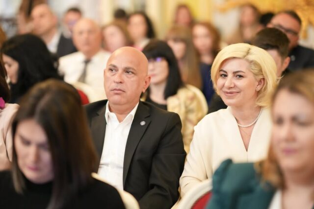 Vicepreședintele FPIOR și președintele Asociatia Horeca Oltenia, Marius Bãnicã, a participat astăzi la conferința „Business Outlook 2026 - Craiova”, eveniment organizat de Patronatul European al Femeilor de Afaceri, în parteneriat cu Primăria Municipiului Craiova și Muzeul de Artă Craiova.Evenimentul a reunit reprezentanți ai mediului de afaceri, autorități locale și centrale, lideri ai ecosistemului antreprenorial și factori de decizie, într-un dialog dedicat dezvoltării sustenabile, investițiilor și consolidării colaborării dintre sectorul public și cel privat.Totodată, participarea în cadrul acestui eveniment reprezintă și o recunoaștere a rolului tot mai important pe care femeile îl au în dezvoltarea mediului de afaceri românesc, în leadership, antreprenoriat și în construirea unor comunități economice solide și sustenabile.Mulțumim Patronatul European al Femeilor de Afaceri PEFA pentru organizarea unei inițiative care aduce împreună voci relevante ale economiei românești și creează un spațiu autentic de dialog, colaborare și viziune pentru viitor!#MariusBanica #HorecaOltenia #FPIOR #federatiapatronatelordinindustriaospitalitatii #patronatuleuropeanalfemeilordeafaceriPEFA