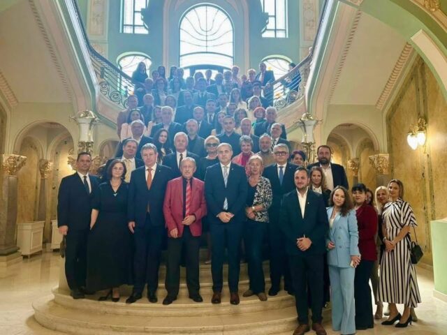 Președintele Executiv al FPIOR, Calin Cozma, alături de Vicepreședintele Federației, Corina Macri, au participat la cea de-a 33-a ediție a evenimentului „Ziua Întreprinzătorilor 2026”, organizat de Consiliul National al IMM-urilor din Romania, la Constanța, într-un cadru de dialog al mediului antreprenorial, instituțiilor publice și structurilor europene. Tema centrală a reuniunii, „Cadrul Financiar Multianual 2028-2034- Perspectivele mediului de afaceri”, a adus în atenție direcțiile strategice necesare dezvoltării economice și consolidării mediului de afaceri românesc în context european.Evenimentul a reunit reprezentanți ai instituțiilor europene, ai autorităților publice, ai mediului financiar și ai organizațiilor patronale, într-o serie de dezbateri axate pe nevoia de predictibilitate, competitivitate și cooperare între sectorul public și cel privat.Participarea reprezentanților FPIOR reconfirmă implicarea constantă a federației în susținerea dialogului instituțional și în promovarea intereselor industriei ospitalității în cadrul marilor teme economice și antreprenoriale ale României.Îi mulțumim domnului Președinte IMM România, Florin Jianu, pentru invitație, deschidere și pentru contribuția continuă la consolidarea dialogului dintre antreprenori și factorii de decizie, precum și doamnei Elena Coandă, Președinte Patronatul National al Femeilor de Afaceri din IMM, pentru organizarea impecabilă a evenimentului și implicarea activă în susținerea inițiativelor dedicate mediului de afaceri românesc. De asemenea, mulțumim tuturor celor implicați în menținerea unui cadru de colaborare, dialog și dezvoltare pentru antreprenoriatul din România.Asociatia Horeca Oltenia
Patronatul Horeca Dâmbovița
Organizația Patronală Horeca Transilvania - OPHT
Asociatia Patronala RESTO Constanta
Asociatia Litoral - Delta Dunarii
HORETIM
HORECA Bacau
Asociatia Ospitalitatii Bihor
Asociatia Horeca Arges
Asociatia Patronala Eforia Turistica
Breasla Cârciumarilor Brașoveni
Asociatia Patronala Costinesti
HoRe Ca’n Maramu
Organizația Patronala Horeca Sibiu#federatiapatronatelordinindustriaospitalitatii #fpior #industriaospitalitatii #IndustriaHORECA